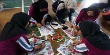 Eco-Fit Tegalsari: BBK 8 Banyuwangi Tumbuhkan Kesadaran Zero Plastic melalui Eco Printing Tote Bag Dukung SDGs 3 dan SDGs 12 56 Tim Belajar Bersama Komunitas (BBK) 8 Desa Tegalsari Kecamatan Tegalsari Banyuwangi, bersama ibu-ibu PKK menghias tote bag dengan metode eco-printing pada Jum’at (24/07/26) (Sumber: TIM BBK Tegalsari)