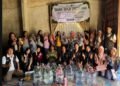 Foto bersama mahasiswa KKN PSDKU Universitas Brawijaya Kediri dan warga RT 03 RW 01 Dusun Sempu setelah pelaksanaan program Pekarangan Pangan Lestari berbasis Aquaponik Go Galon. (Sumber: Dock Pribadi)