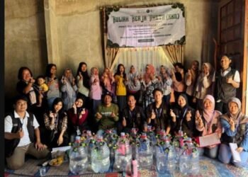 Mahasiswa KKN PSDKU UB Kediri Hadirkan Inovasi Aquaponik Go Galon dalam Mewujudkan Pekarangan Pangan Lestari 46 Foto bersama mahasiswa KKN PSDKU Universitas Brawijaya Kediri dan warga RT 03 RW 01 Dusun Sempu setelah pelaksanaan program Pekarangan Pangan Lestari berbasis Aquaponik Go Galon. (Sumber: Dock Pribadi)