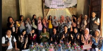 Foto bersama mahasiswa KKN PSDKU Universitas Brawijaya Kediri dan warga RT 03 RW 01 Dusun Sempu setelah pelaksanaan program Pekarangan Pangan Lestari berbasis Aquaponik Go Galon. (Sumber: Dock Pribadi)