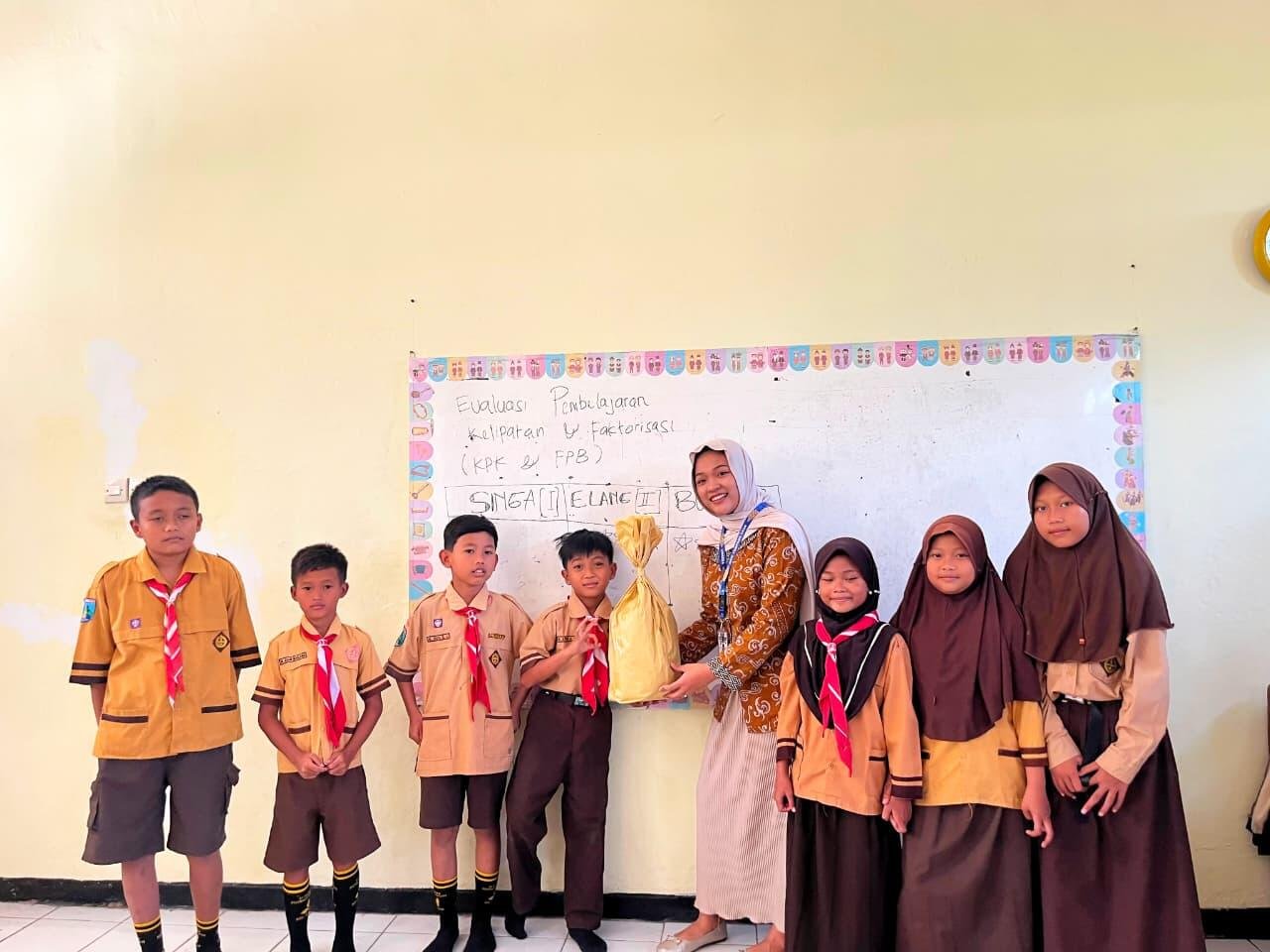 Belajar Matematika Tanpa Takut, SIPMAT KKN-T Kelompok 24 UMSIDA Dorong Siswa SDN Mindugading Lebih Percaya Diri 58 IMG 20260730 WA0015