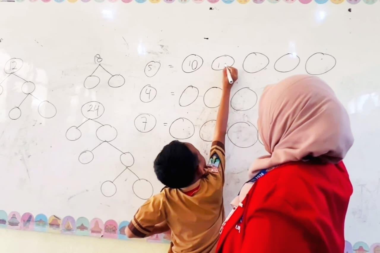 Belajar Matematika Tanpa Takut, SIPMAT KKN-T Kelompok 24 UMSIDA Dorong Siswa SDN Mindugading Lebih Percaya Diri 60 IMG 20260730 WA0022