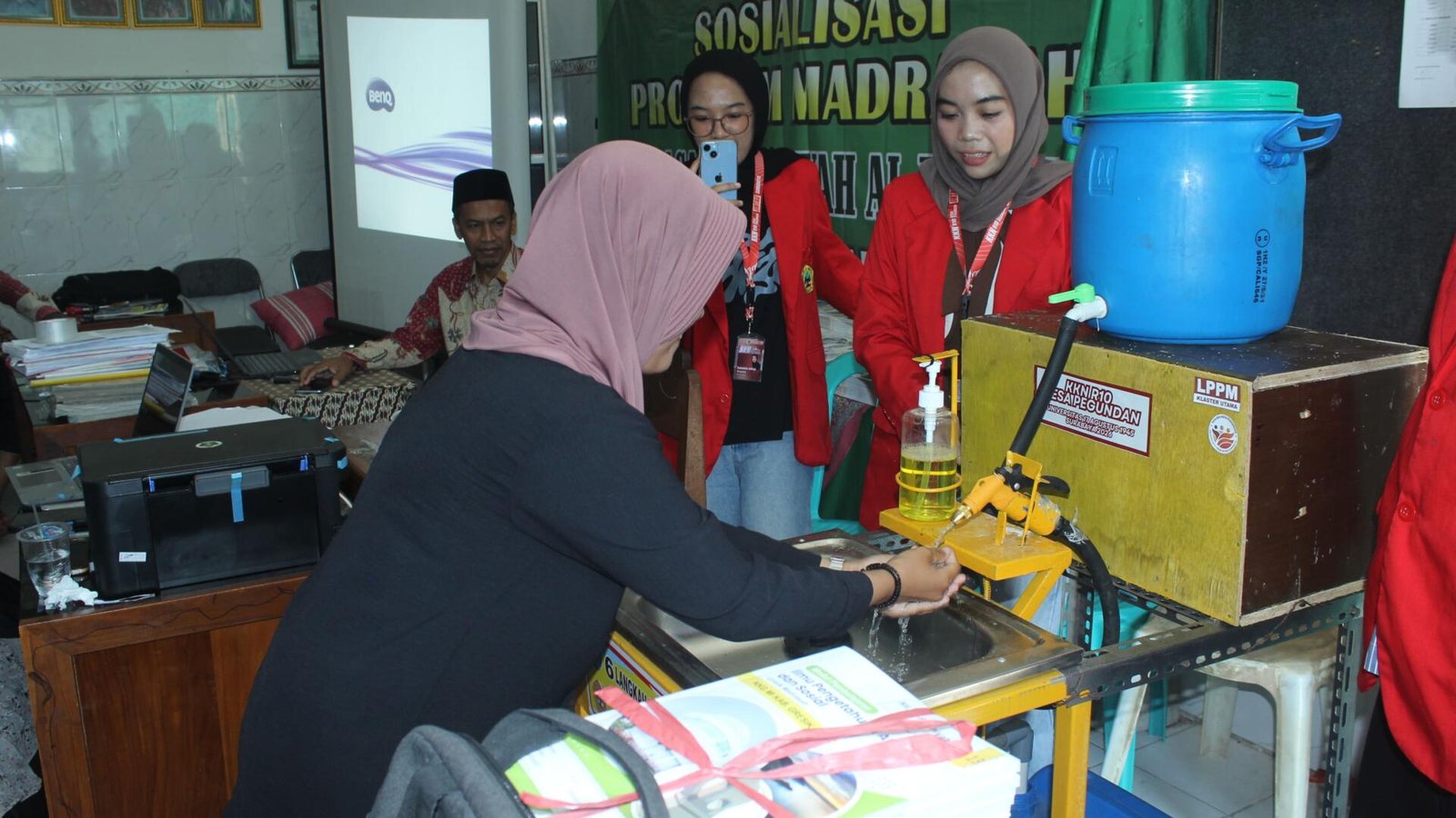 Mahasiswa Untag Surabaya Ciptakan Wastafel Injak, Dorong Perilaku Hidup Bersih dan Sehat di Pengajian Desa Pegundan, Kecamatan Bungah Kabupaten Gresik 48 IMG 0712