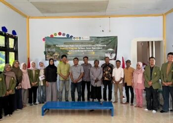 FGD Partisipatif Jadi Langkah Awal Menata Ekowisata Mangrove Banyuurip Berbasis Komunitas 46 Dosen dan Mahasiswa Prodi Ekonomi Pembangunan UPN Veteran Jawa Timur Bersama tokoh Masyarakat dan para tokoh warga perwakilan Masyarakat Desa Ujungpangkah melingkar melakukan Focus Group Discussion (FGD).