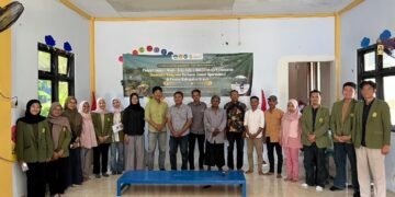 Dosen dan Mahasiswa Prodi Ekonomi Pembangunan UPN Veteran Jawa Timur Bersama tokoh Masyarakat dan para tokoh warga perwakilan Masyarakat Desa Ujungpangkah melingkar melakukan Focus Group Discussion (FGD).