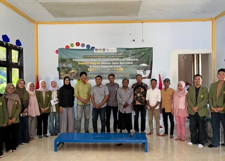 Dosen dan Mahasiswa Prodi Ekonomi Pembangunan UPN Veteran Jawa Timur Bersama tokoh Masyarakat dan para tokoh warga perwakilan Masyarakat Desa Ujungpangkah melingkar melakukan Focus Group Discussion (FGD).