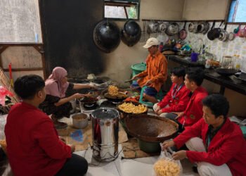 Mahasiswa KKN Universitas 17 Agustus 1945 Surabaya bersama UMKM Latansa saat demonstrasi penggunaan spinner peniris minyak di Desa Kemangi, Kecamatan Bungah, Kabupaten Gresik.