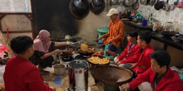 Mahasiswa KKN Untag Surabaya Terapkan Spinner Peniris Minyak untuk Tingkatkan Kualitas Produksi Kerupuk UMKM Latansa 58 Mahasiswa KKN Universitas 17 Agustus 1945 Surabaya bersama UMKM Latansa saat demonstrasi penggunaan spinner peniris minyak di Desa Kemangi, Kecamatan Bungah, Kabupaten Gresik.