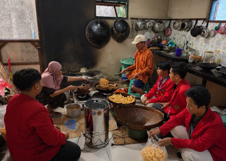 Mahasiswa KKN Universitas 17 Agustus 1945 Surabaya bersama UMKM Latansa saat demonstrasi penggunaan spinner peniris minyak di Desa Kemangi, Kecamatan Bungah, Kabupaten Gresik.
