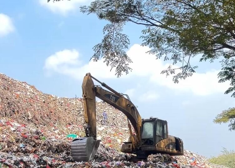 From Waste to Awareness: Mahasiswa PPKn Membangun Kesadaran Ekologis di TPA Mrican 46 IMG 20260701 071918