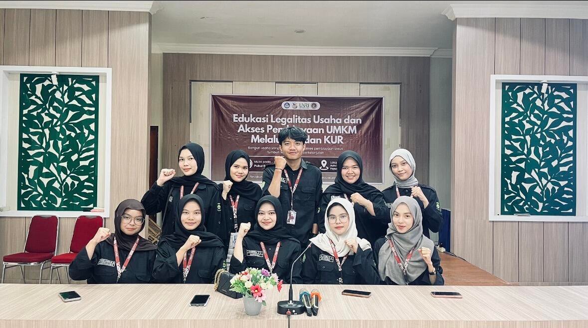 Mahasiswa Universitas Riau FBN Labuh Baru Barat Membantu UMKM Naik Kelas Melalui Edukasi NIB dan KUR 47 Mahasiswa pelaksana program edukasi legalitas usaha dan akses pembiayaan umkm melalui NIB dan KUR (Sumber: Dokumentasi Pribadi)