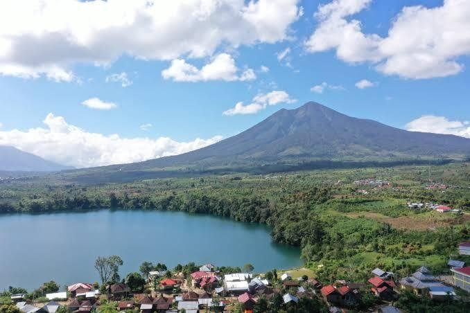 Tantangan dan Strategi Peningkatan Pendapatan Asli Daerah (PAD) melalui Kawasan Wisata Danau Pauh Kabupaten Merangin 46 Ilustrasi Wisata Danau Pauh Merangin (Sumber: Geopark Meranginkab)