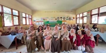 Narasumber, Fasilitator dan Peserta pelatihan Prodi PGSD FIP UPI (Sumber: Dokumentasi Pribadi)