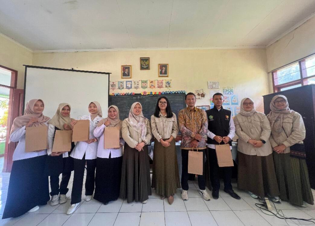Dosen PGSD FIP UPI Tingkatkan Kompetensi Guru SD melalui Pelatihan Interactive Flat Panel dan Lumi Education di Kabupaten Bandung 48 Pemengang Doorprize Pelatihan (Sumber: Dokumentasi Pribadi)