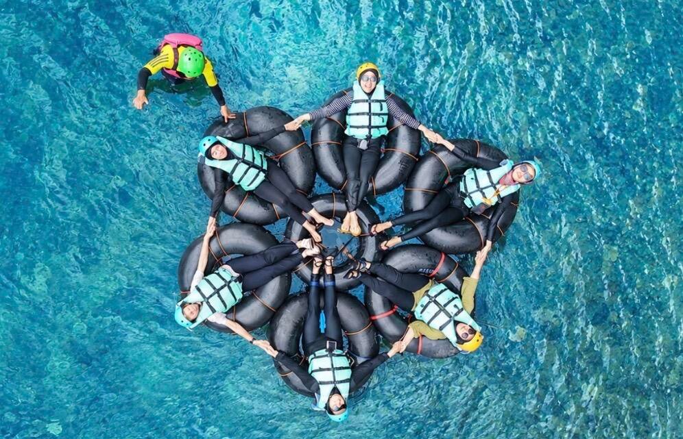 Foto Aktivitas river tubing di Banyumaro Adventure, Desa Wisata Wringinanom. (Sumber: Dokumentasi Pokdarwis Dewi Anom)