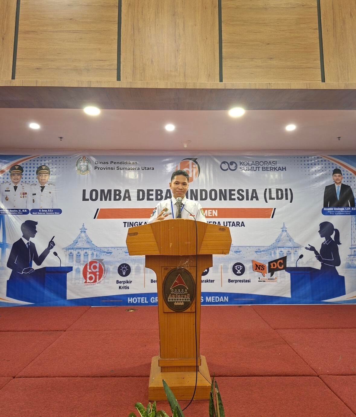 Fauzan Izamna Lubis Raih Juara II LDI NSDC Sumut dalam Debut Debat Bahasa Inggris 48 Dokumentasi Fauzan Izamna Lubis saat mengikuti Lomba Debat Indonesia (LDI) (Sumber: Dokumentasi Pribadi)