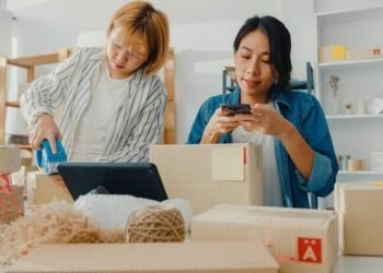 Ilustrasi Pengaruh E-Commerce terhadap Pengelolaan Keuangan UMKM (Sumber: Magnific/Freepik)