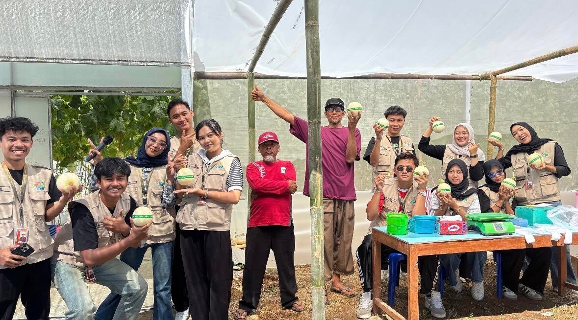 Mahasiswa UM BBM 2026 Berkolaborasi Sukseskan Petik Wisata Melon sebagai Daya Tarik Agrowisata Desa Sumberdodol 47 Dokumentasi kegiatan Pelaksanaan Belajar Bersama Masyarakat (BBM) (Sumber: Dokumentasi Pribadi)