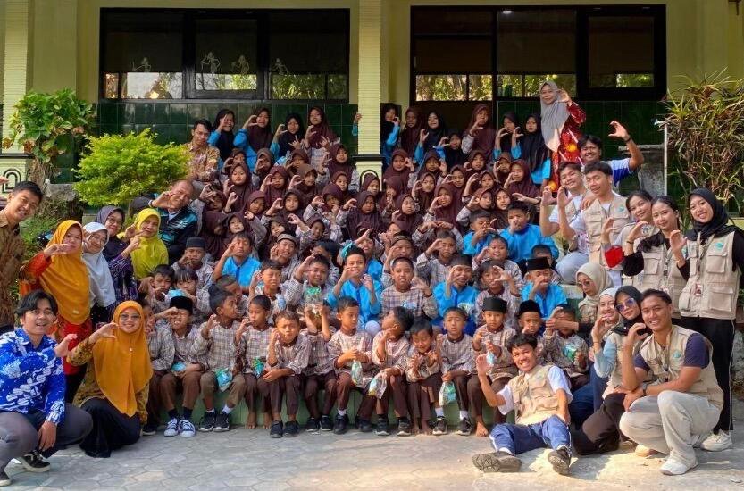 Membangun Semangat Hidup Sehat Sejak Dini Melalui Program Senam Pagi di SDN 1 Sumberdodol dan SDN 2 Sumberdodol 48 Dokumentasi kegiatan mahasiswa Universitas Negeri Malang Belajar Bersama Masyarakat (UM BBM) (Sumber: Dokumentasi Pribadi)