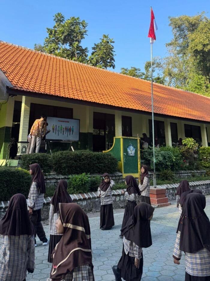 Membangun Semangat Hidup Sehat Sejak Dini Melalui Program Senam Pagi di SDN 1 Sumberdodol dan SDN 2 Sumberdodol 47 Dokumentasi kegiatan mahasiswa Universitas Negeri Malang Belajar Bersama Masyarakat (UM BBM) (Sumber: Dokumentasi Pribadi)