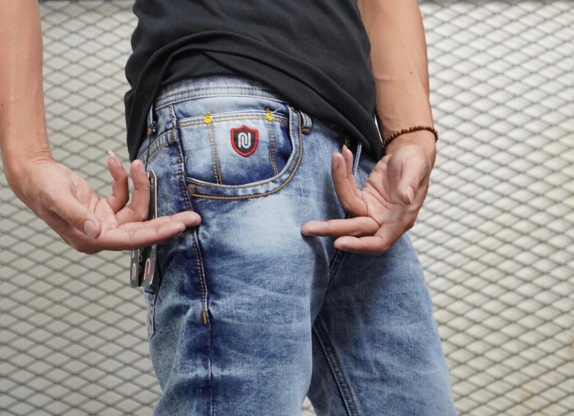 Produk jeans lokal NEOMA yang dipasarkan secara daring melalui berbagai platform e-commerce. (Sumber: Dokumentasi Pribadi)