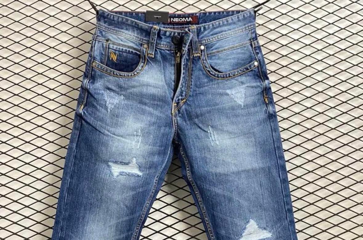 Produk jeans lokal NEOMA yang dipasarkan secara daring melalui berbagai platform e-commerce. (Sumber: Dokumentasi Pribadi) 