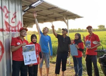Gelap Gulita Jadi Terang Benderang: Tim PKM Untag Surabaya "Sulap" Gudang Pupuk di Raci Kulon Pakai Panel Surya 47 Tim PKM Kelompok R26 dari Universitas 17 Agustus 1945 Surabaya menggelar pemasangan dan pengoperasian lampu jenis Solar Street Light All in One untuk penerangan gudang penyimpanan pupuk di Desa Raci Kulon, Kecamatan Sidayu, Kabupaten Gresik, pada Jumat (10/07/2026) sore. Kegiatan ini bertujuan untuk memaparkan cara perawatan jangka panjang untuk para mitra tani.