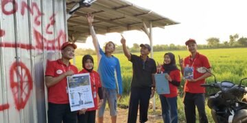 Tim PKM Kelompok R26 dari Universitas 17 Agustus 1945 Surabaya menggelar pemasangan dan pengoperasian lampu jenis Solar Street Light All in One untuk penerangan gudang penyimpanan pupuk di Desa Raci Kulon, Kecamatan Sidayu, Kabupaten Gresik, pada Jumat (10/07/2026) sore. Kegiatan ini bertujuan untuk memaparkan cara perawatan jangka panjang untuk para mitra tani.