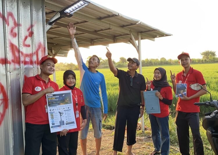 Gelap Gulita Jadi Terang Benderang: Tim PKM Untag Surabaya "Sulap" Gudang Pupuk di Raci Kulon Pakai Panel Surya 46 Tim PKM Kelompok R26 dari Universitas 17 Agustus 1945 Surabaya menggelar pemasangan dan pengoperasian lampu jenis Solar Street Light All in One untuk penerangan gudang penyimpanan pupuk di Desa Raci Kulon, Kecamatan Sidayu, Kabupaten Gresik, pada Jumat (10/07/2026) sore. Kegiatan ini bertujuan untuk memaparkan cara perawatan jangka panjang untuk para mitra tani.