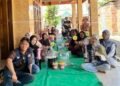 Dokumentasi Mahasiswa KKN PSDKU Universitas Brawijaya Kediri Kelompok 25 saat sosialisasi dan demonstrasi Budidaya Ikan dalam Ember (Budikdamber) (Sumber: Dokumentasi Pribadi)