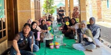 Dokumentasi Mahasiswa KKN PSDKU Universitas Brawijaya Kediri Kelompok 25 saat sosialisasi dan demonstrasi Budidaya Ikan dalam Ember (Budikdamber) (Sumber: Dokumentasi Pribadi)