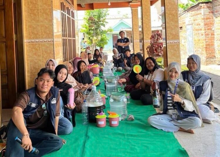Dokumentasi Mahasiswa KKN PSDKU Universitas Brawijaya Kediri Kelompok 25 saat sosialisasi dan demonstrasi Budidaya Ikan dalam Ember (Budikdamber) (Sumber: Dokumentasi Pribadi)