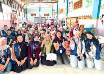 Dokumentasi mahasiswa KKN Kelompok 20 Universitas Brawijaya (UB) PSDKU Kediri saat melaksanakan program Edukasi Gemar Makan Ikan (Sumber: Dokumentasi Pribadi)