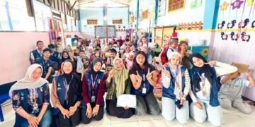 Dokumentasi mahasiswa KKN Kelompok 20 Universitas Brawijaya (UB) PSDKU Kediri saat melaksanakan program Edukasi Gemar Makan Ikan (Sumber: Dokumentasi Pribadi)