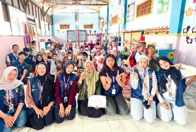 Dokumentasi mahasiswa KKN Kelompok 20 Universitas Brawijaya (UB) PSDKU Kediri saat melaksanakan program Edukasi Gemar Makan Ikan (Sumber: Dokumentasi Pribadi)