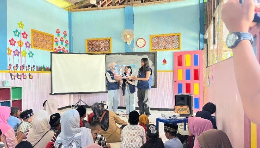 Dokumentasi mahasiswa KKN Kelompok 20 Universitas Brawijaya (UB) PSDKU Kediri saat melaksanakan program Edukasi Gemar Makan Ikan (Sumber: Dokumentasi Pribadi) 