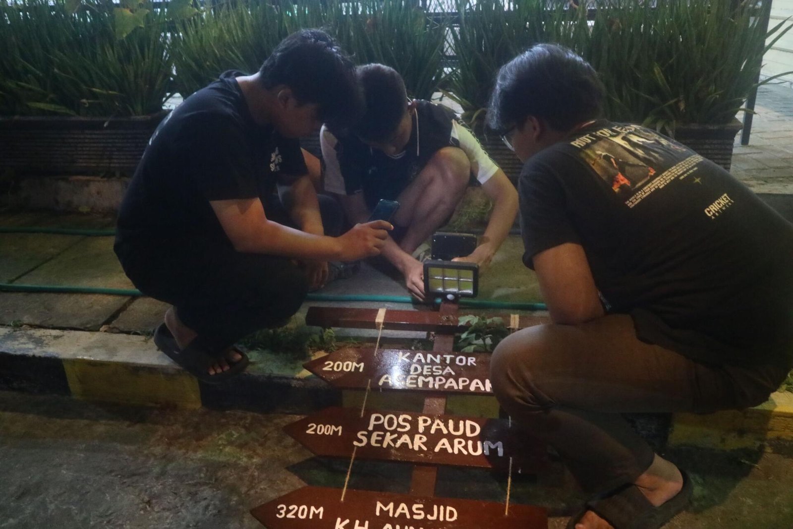 Mahasiswa Pengabdian Masyarakat Untag Surabaya Rancang Penunjuk Arah Bertenaga Plts Untuk Penerangan Otomatis Di Desa Asempapak, Kecamatan Sidayu, Kabupaten Gresik 50 IMG 3528 1