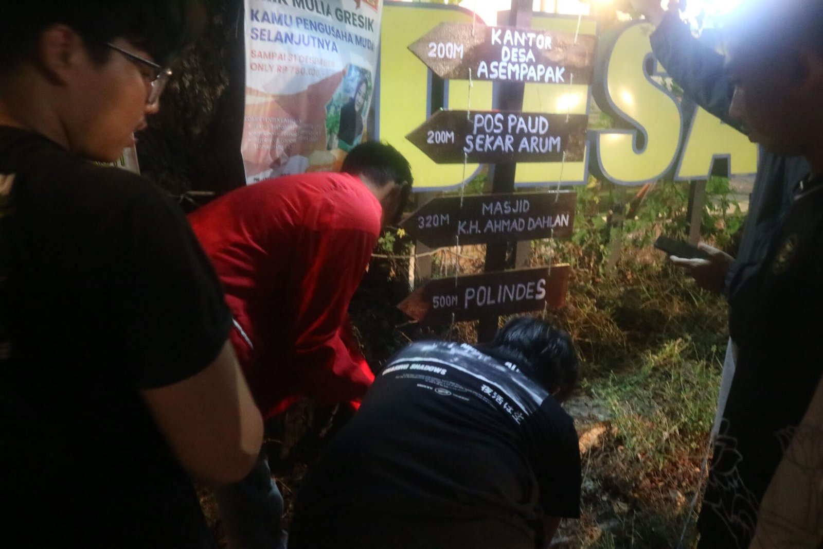 Mahasiswa Pengabdian Masyarakat Untag Surabaya Rancang Penunjuk Arah Bertenaga Plts Untuk Penerangan Otomatis Di Desa Asempapak, Kecamatan Sidayu, Kabupaten Gresik 49 IMG 3570 3