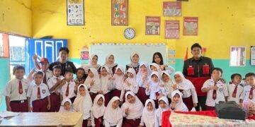 Dokumentasi Mahasiswa KKN Tematik Perubahan Iklim Gelombang 116 Universitas Hasanuddin saat melaksanakan kegiatan Sosialisasi Pemilahan dan Pengelolaan Sampah pada 5 sekolah dasar di desa Kalosi (Sumber: Dokumentasi Pribadi)