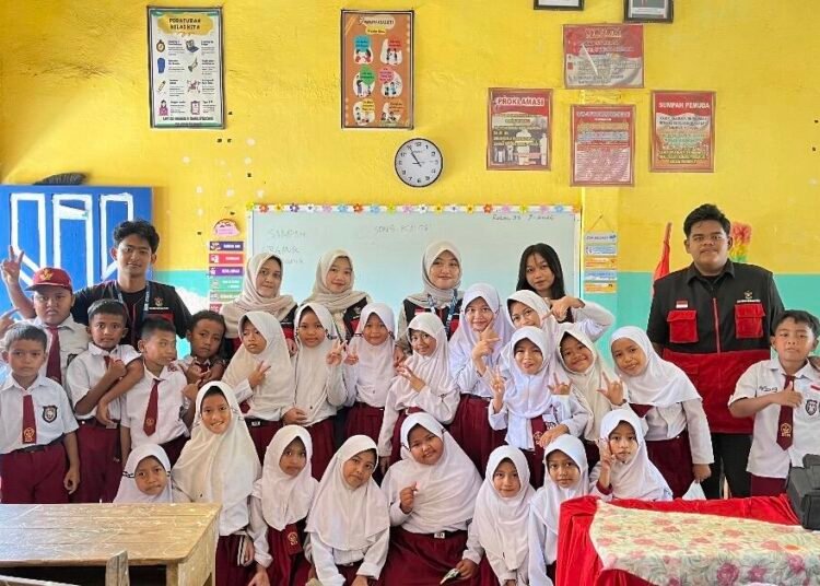 Aksi Kalosi untuk Iklim Dunia: Edukasi Sampah dan Kesadaran Global Sejak Dini 46 Dokumentasi Mahasiswa KKN Tematik Perubahan Iklim Gelombang 116 Universitas Hasanuddin saat melaksanakan kegiatan Sosialisasi Pemilahan dan Pengelolaan Sampah pada 5 sekolah dasar di desa Kalosi (Sumber: Dokumentasi Pribadi)