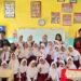 Dokumentasi Mahasiswa KKN Tematik Perubahan Iklim Gelombang 116 Universitas Hasanuddin saat melaksanakan kegiatan Sosialisasi Pemilahan dan Pengelolaan Sampah pada 5 sekolah dasar di desa Kalosi (Sumber: Dokumentasi Pribadi)