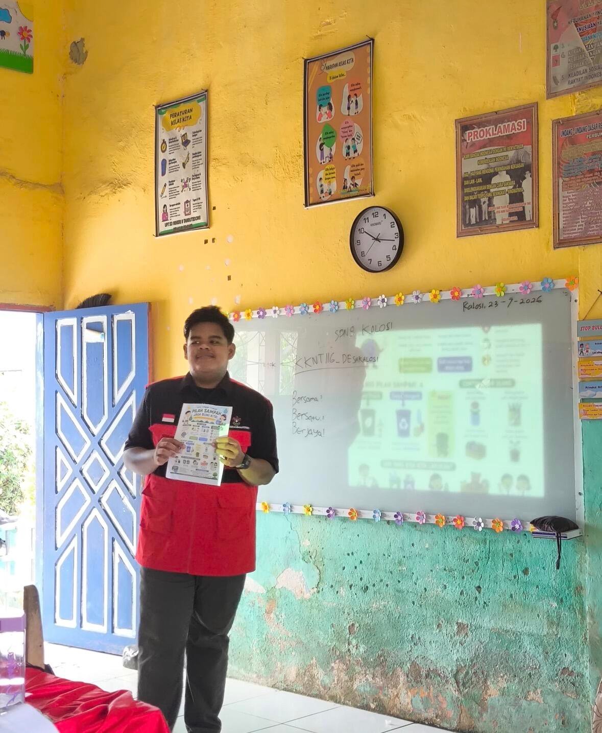 Aksi Kalosi untuk Iklim Dunia: Edukasi Sampah dan Kesadaran Global Sejak Dini 48 Foto Andi Muh. Yusril saat melaksanakan sosialisasi Sampah dan Konsep Daur Ulang pada siswa dan siswi sekolah dasar di desa Kalosi (Sumber : Dokumentasi Pribadi)