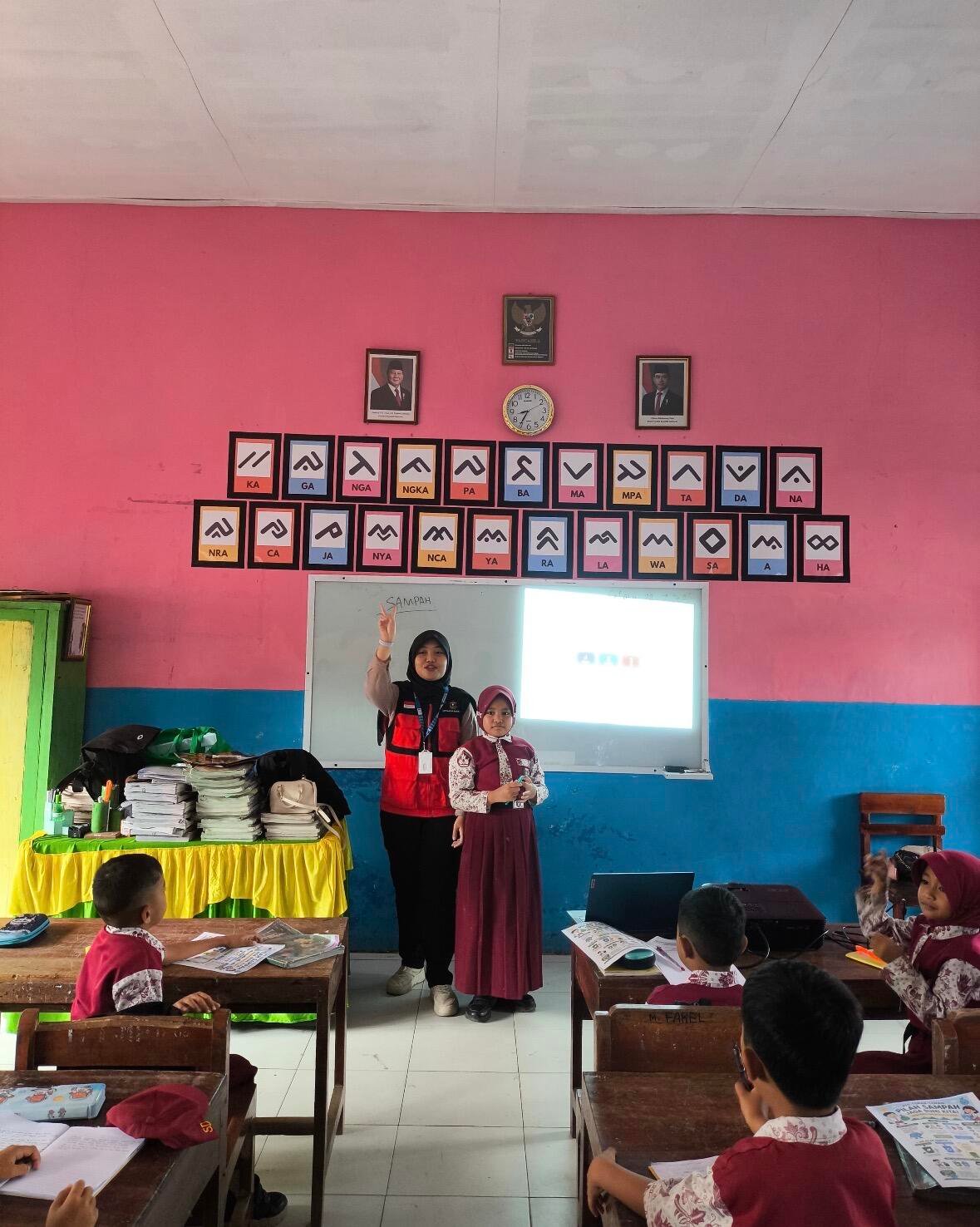 Aksi Kalosi untuk Iklim Dunia: Edukasi Sampah dan Kesadaran Global Sejak Dini 47 Foto Naila Syifa Salsabila saat melaksanakan games edukatif, yaitu Pilah Sampah dan Tebak Fakta Iklim Global pada siswa dan siswi sekolah dasar di desa Kalosi (Sumber : Dokumentasi Pribadi)