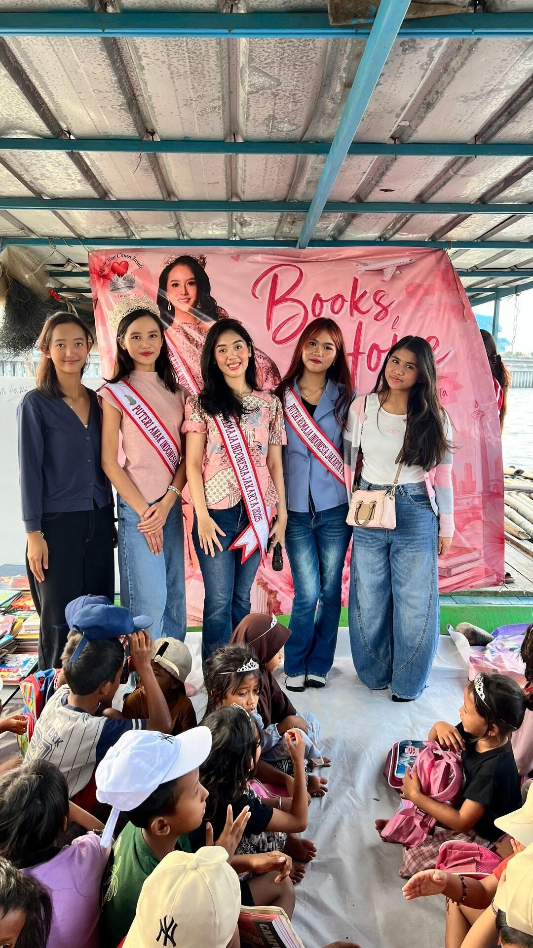 Hari Anak Nasional: Puteri Anak Indonesia Audellya Ambara Harsono Hadiahkan Ratusan Buku Bahasa Inggris untuk Anak Pesisir