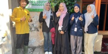 Mahasiswa KKN UINSA Uji Coba Maggot BSF untuk Mengurai Sampah Organik di RW 6 Sidosermo 47 IMG 3860