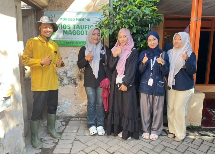 Mahasiswa KKN UINSA Uji Coba Maggot BSF untuk Mengurai Sampah Organik di RW 6 Sidosermo 46 IMG 3860