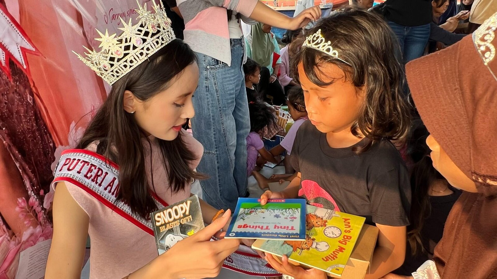 Hari Anak Nasional: Puteri Anak Indonesia Audellya Ambara Harsono Hadiahkan Ratusan Buku Bahasa Inggris untuk Anak Pesisir