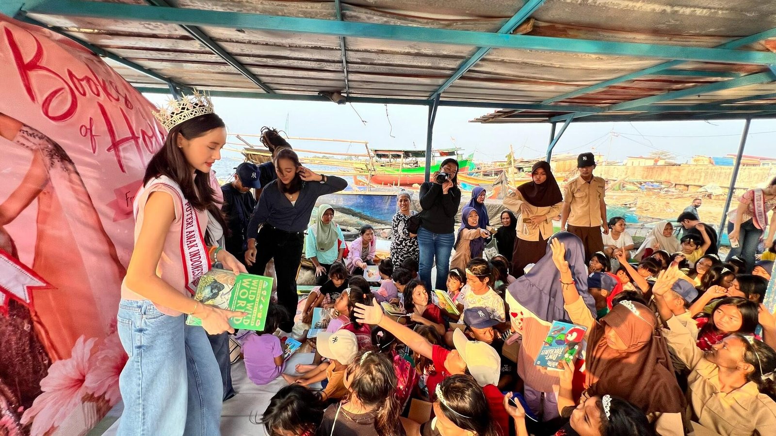 Hari Anak Nasional: Puteri Anak Indonesia Audellya Ambara Harsono Hadiahkan Ratusan Buku Bahasa Inggris untuk Anak Pesisir