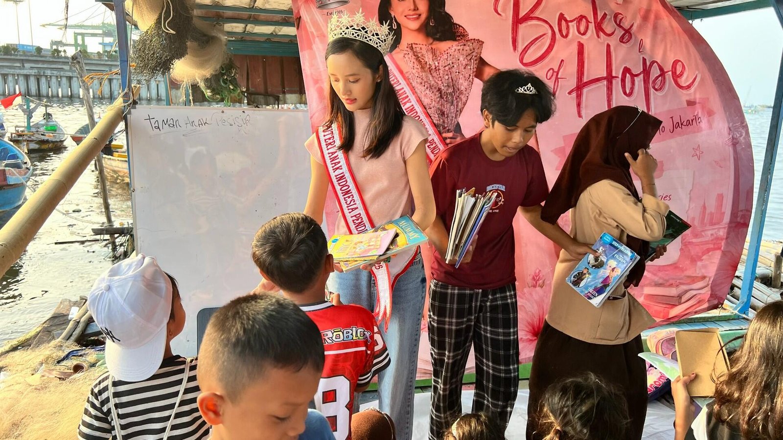 Hari Anak Nasional: Puteri Anak Indonesia Audellya Ambara Harsono Hadiahkan Ratusan Buku Bahasa Inggris untuk Anak Pesisir