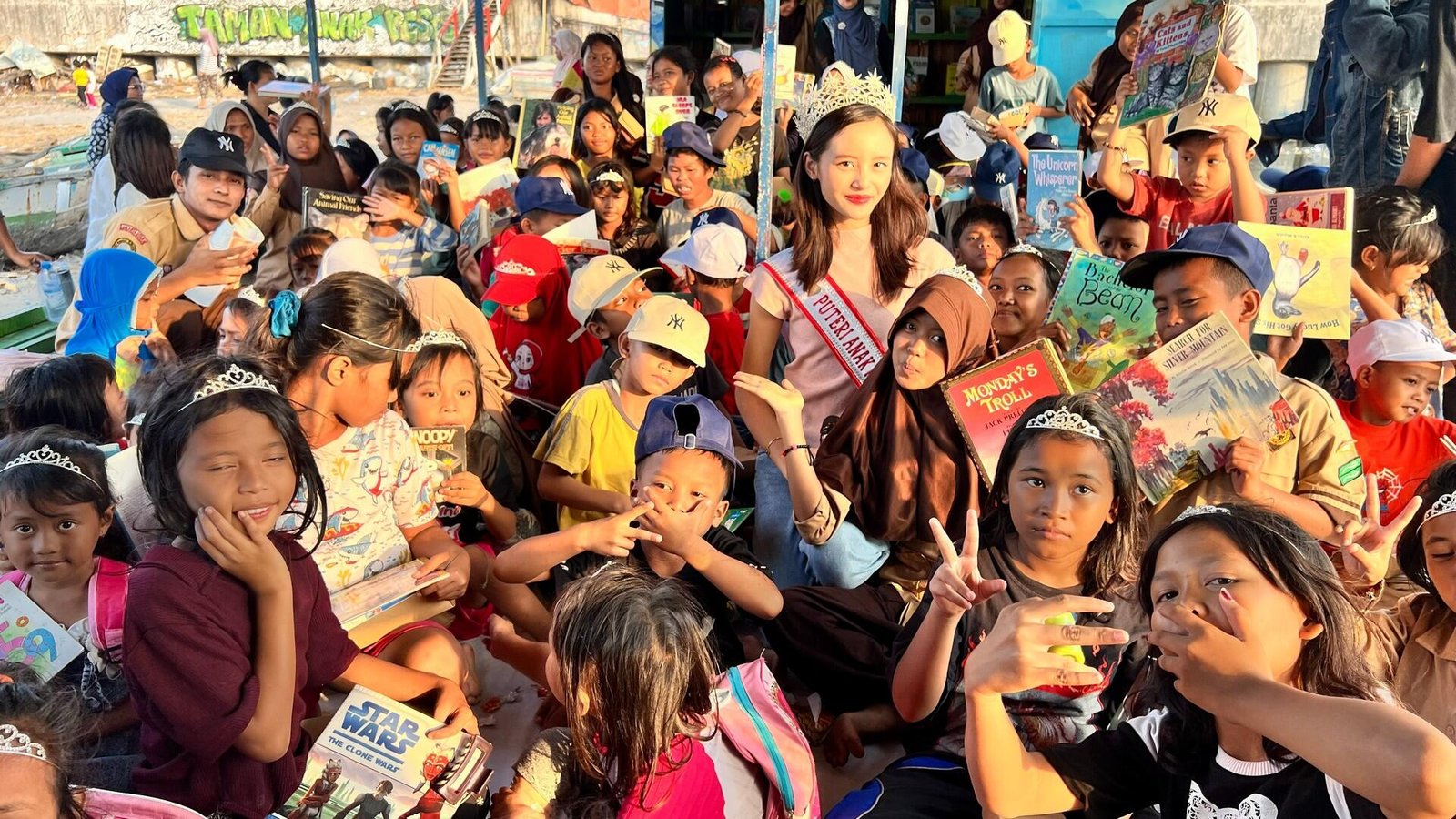 Hari Anak Nasional: Puteri Anak Indonesia Audellya Ambara Harsono Hadiahkan Ratusan Buku Bahasa Inggris untuk Anak Pesisir